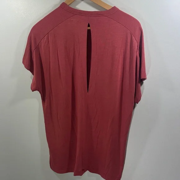 Old Navy Active Woman's Ultralite Go-Dry Maroon Red Open Back Workout Tee XS - Picture 7 of 8
